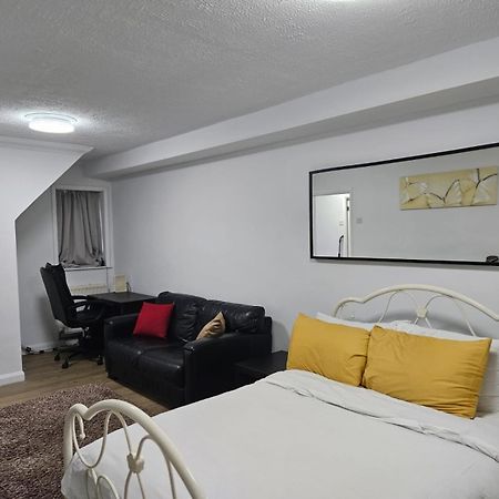 Charming 3-Bedroom Retreat With Modern Comforts South Ockendon Extérieur photo