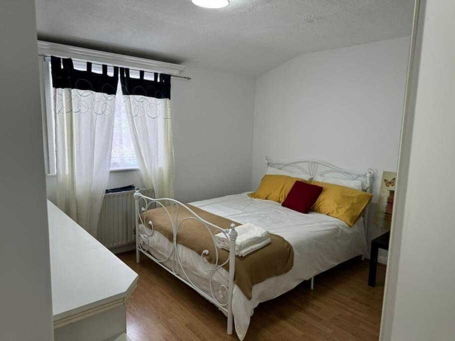 Charming 3-Bedroom Retreat With Modern Comforts South Ockendon Extérieur photo