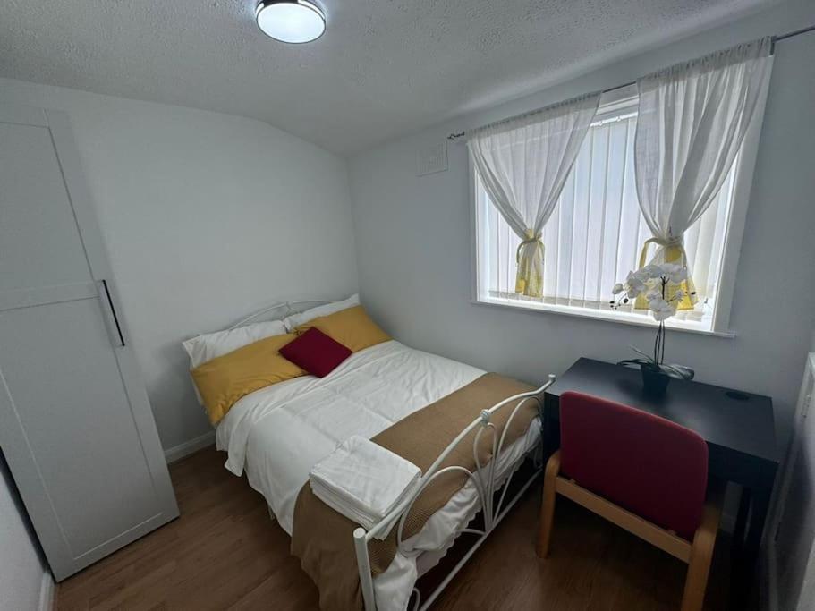 Charming 3-Bedroom Retreat With Modern Comforts South Ockendon Extérieur photo