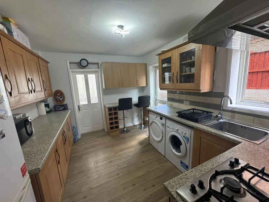 Charming 3-Bedroom Retreat With Modern Comforts South Ockendon Extérieur photo
