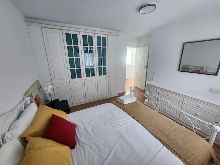 Charming 3-Bedroom Retreat With Modern Comforts South Ockendon Extérieur photo