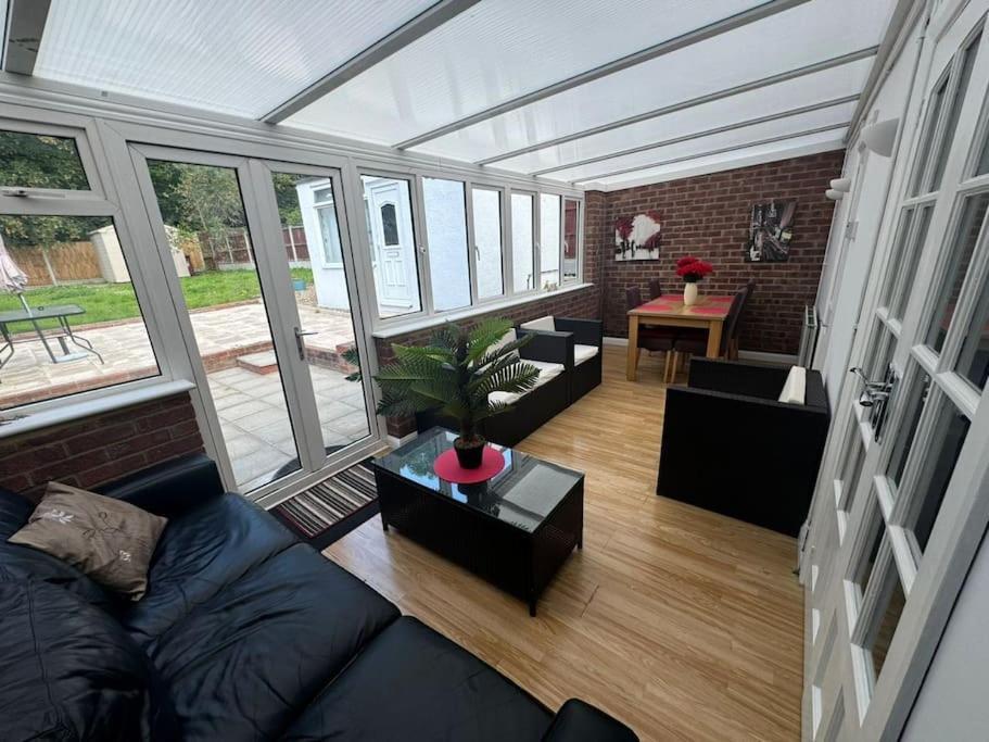 Charming 3-Bedroom Retreat With Modern Comforts South Ockendon Extérieur photo