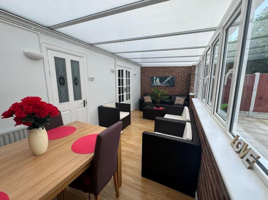 Charming 3-Bedroom Retreat With Modern Comforts South Ockendon Extérieur photo