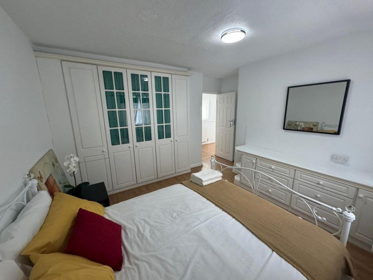 Charming 3-Bedroom Retreat With Modern Comforts South Ockendon Extérieur photo