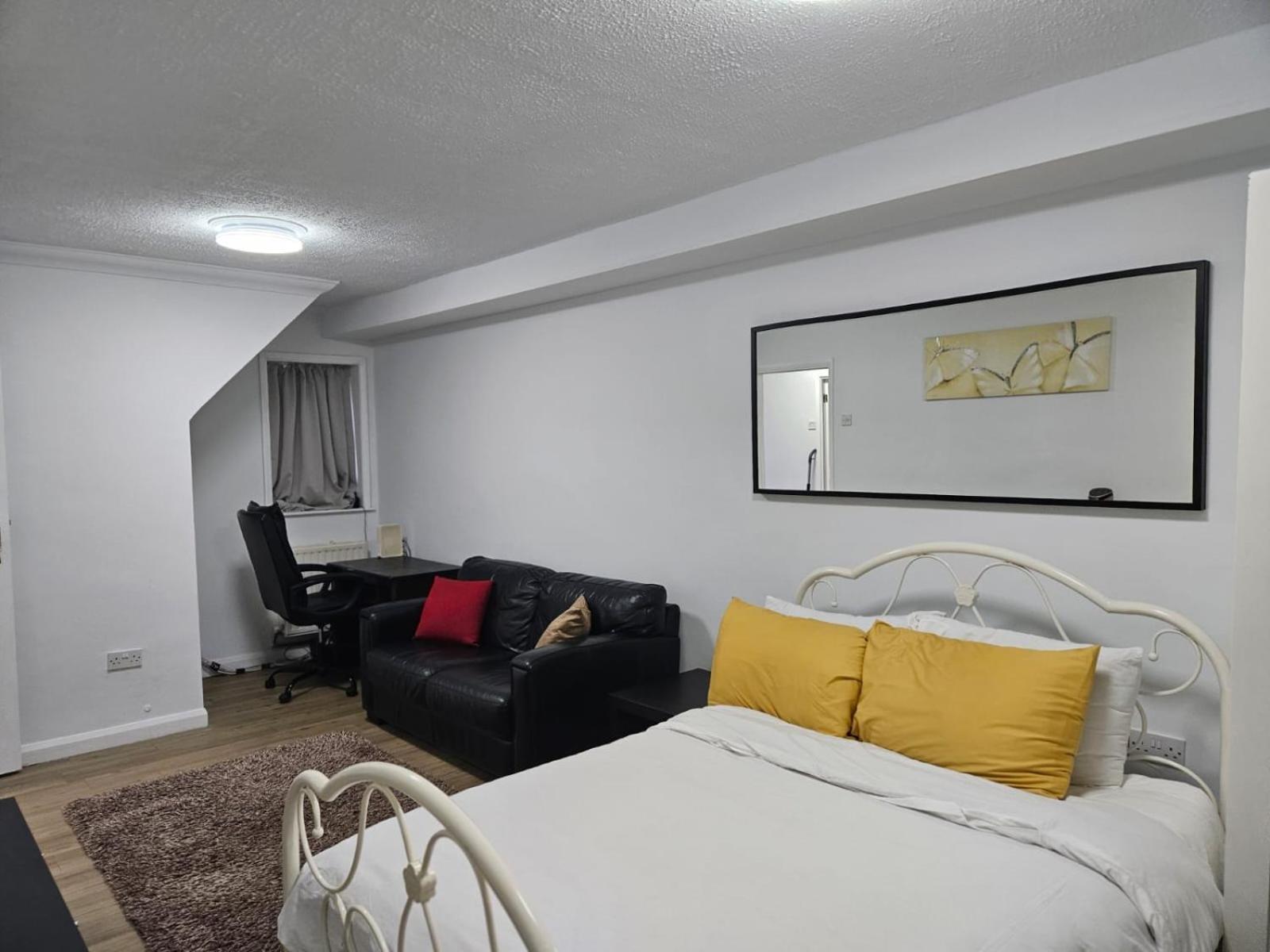 Charming 3-Bedroom Retreat With Modern Comforts South Ockendon Extérieur photo