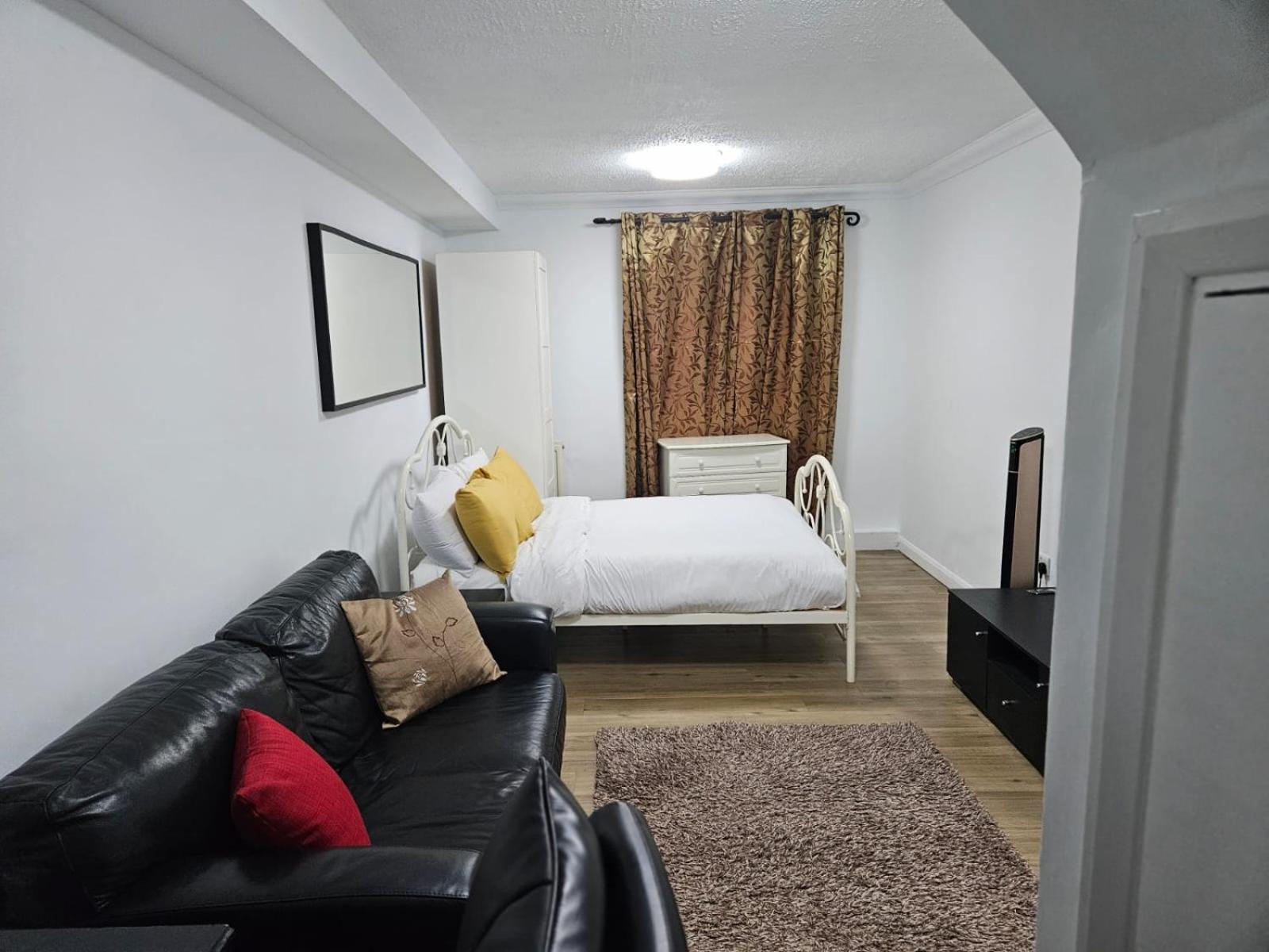 Charming 3-Bedroom Retreat With Modern Comforts South Ockendon Extérieur photo