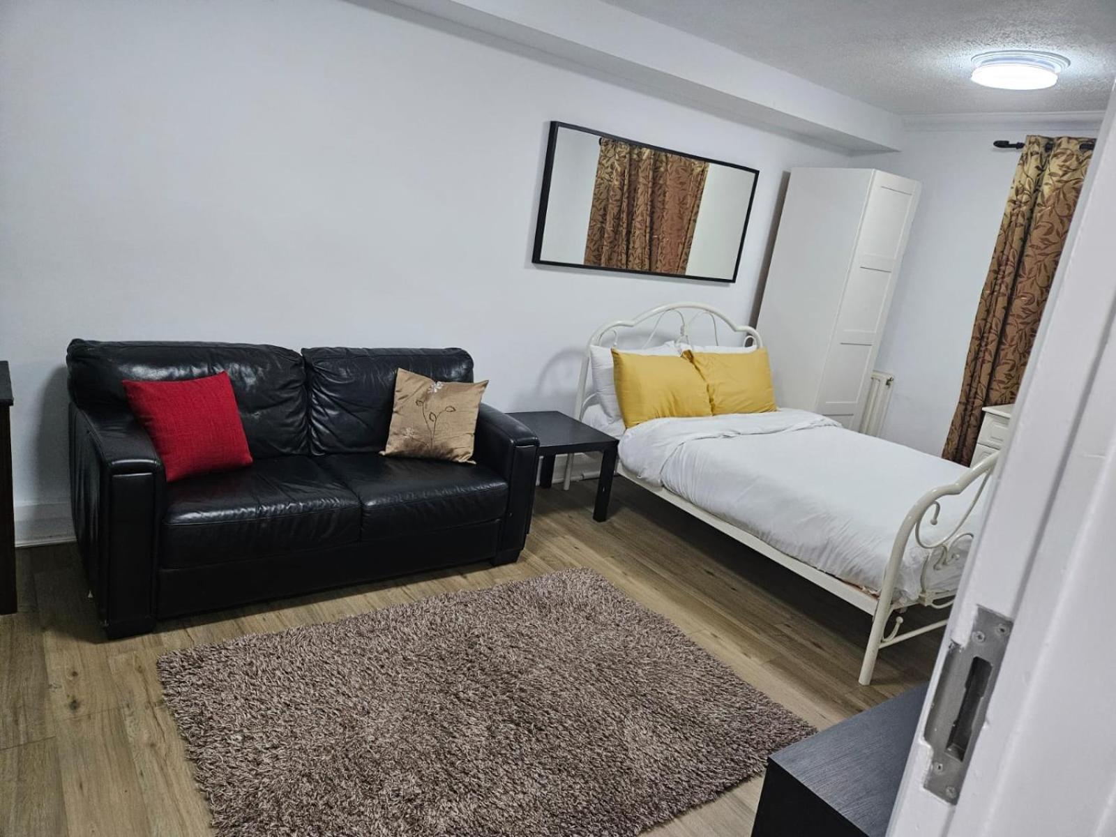 Charming 3-Bedroom Retreat With Modern Comforts South Ockendon Extérieur photo