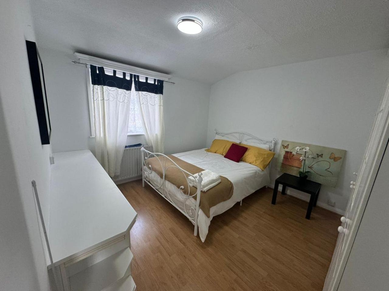 Charming 3-Bedroom Retreat With Modern Comforts South Ockendon Extérieur photo